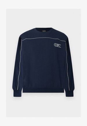 Μπλε σκούρο φούτερ με μακριά μανίκια και λευκές ρίγες κατά μήκος των μανικιών και του στήθους, με μικρό λογότυπο "YT" με σφαίρα στο πάνω αριστερό μέρος του στήθους.