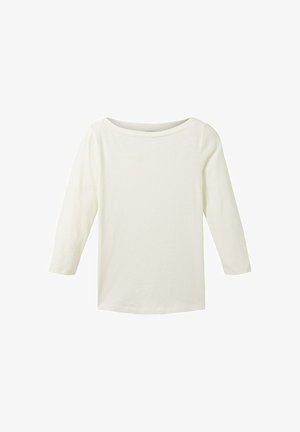 Blusa bianca a tre quarti in tessuto testurizzato con colletto a barca. Presenta una vestibilità ampia e una leggera rigatura su tutta la superficie.