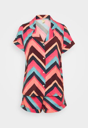 Conjunto de pijama de mangas curtas em algodão, apresentando um padrão de ziguezague nas cores coral, teal e marrom; inclui fechos com botões e calções a condizer.