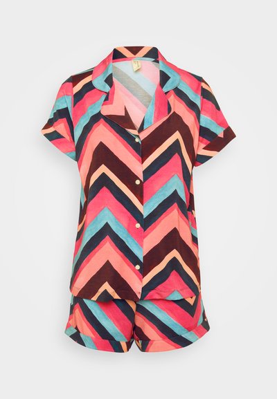 Pajama set s kratkim rukavima od pamuka, s uzorkom zig-zag u koraljnoj, tirkiznoj i smeđoj boji; uključuje dugmad i odgovarajuće kratke hlače.