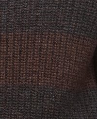 Pull en tricot avec un motif texturé comportant des rayures marron foncé et charbon. Le matériau semble doux avec un design de point légèrement lâche.