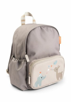 Mały szary plecak dziecięcy z przednią kieszenią ozdobioną wesołymi zwierzętami: słoniem, ptakiem i jeleniem w świątecznych czapkach imprezowych.