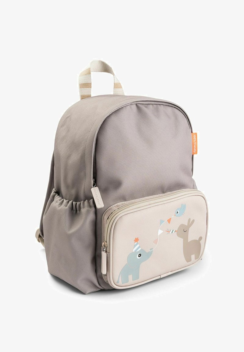Petit sac à dos gris pour enfants avec une poche avant décorée d'animaux ludiques : un éléphant, un oiseau et un cerf portant des chapeaux de fête festifs.