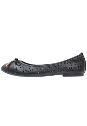 Czarne baletki z płaską podeszwą, z perforowanym kwiatowym wzorem, zaokrąglonym noskiem i małą kokardką.