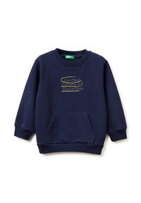 Sudadera azul marino con cuello redondo, puños y cintura acanalados. Cuenta con un bolsillo frontal y un logo bordado de "United Colors of Benetton".