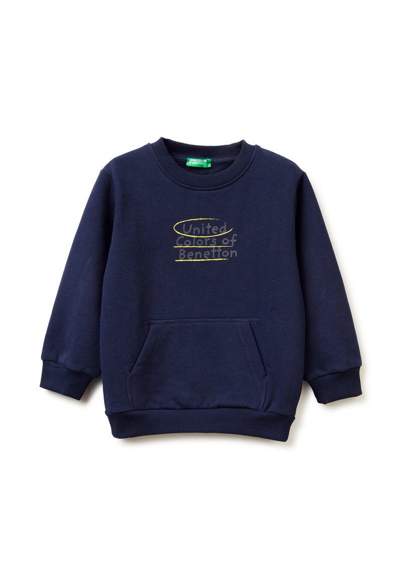 Sudadera azul marino con cuello redondo, puños y cintura acanalados. Cuenta con un bolsillo frontal y un logo bordado de "United Colors of Benetton".