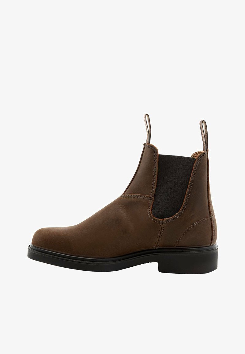 Brauner Leder-Stiefeletten mit elastischen Seitenteilen, abgerundeter Spitze und Zuglaschen. Strukturierte Oberfläche mit kontrastierender schwarzer Sohle und Naht.