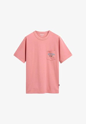 T-shirt rosa in cotone a maniche corte con girocollo e piccola tasca sul petto con la scritta "Sebago Sails" e disegni di barche a vela.