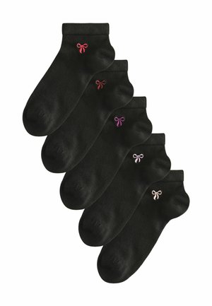 Chaussettes de cheville noires avec des bords incurvés, ornées de petits nœuds brodés en rose, violet et lavande de chaque côté. Texture douce et lisse.