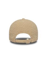 Beige pet gemaakt van gestructureerde, fluffy stof met een ronde kroon en open achterkant. Voorzien van een verstelbare band met een metalen accent.