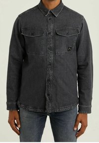 Camicia in denim scuro con colletto a punta, due tasche frontali e chiusura con bottoni. Presenta sbiadimenti leggeri e cuciture a contrasto. Maniche lunghe.