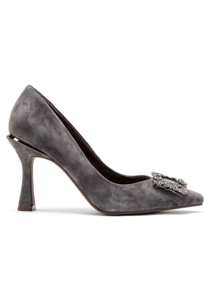 Zapato de tacón alto de ante gris con punta afilada y un acento decorativo de hebilla en tono plateado en el empeine. Presenta un diseño de tacón delgado.
