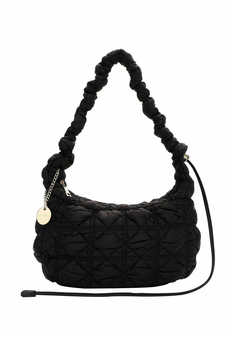 Sac à épaule noir matelassé avec une poignée en tissu torsadé, comportant un charme en métal et une bandoulière amovible. Texture douce et forme arrondie.