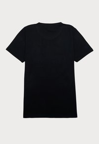 Camiseta negra de manga corta hecha de algodón suave. Presenta un cuello redondo y una textura lisa sin patrones ni gráficos visibles.