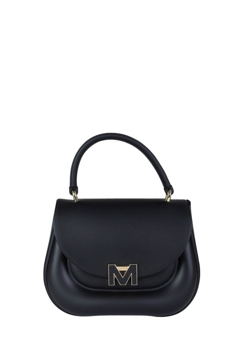 Bolso de mano de cuero negro con un diseño estructurado, fondo redondeado, cierre de solapa y un adorno con el logo "M" en tono dorado. Cuenta con un asa corta.