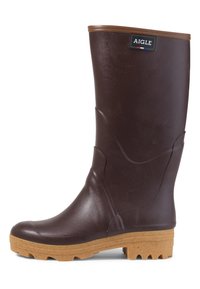 Bruine rubberen regenlaars met een gestructureerd oppervlak, bruin beslag aan de bovenkant en een contrasterende bruine zool met uitgesproken profielpatronen.