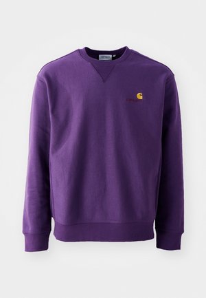 Sweatshirt cu guler rotund de culoare mov, cu o textură moale, manșete ribbate și un mic logo brodat în galben și burgund pe piept.