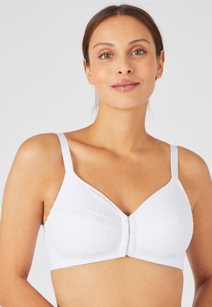 Sujetador blanco con tejido suave, acentos de encaje floral en las copas, tirantes ajustables y cierre frontal. Textura suave, forma triangular.