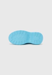 Sola de sapato de borracha azul com padrão texturizado e logótipo em relevo, apresentando um acabamento suave e forma contornada para conforto e aderência.