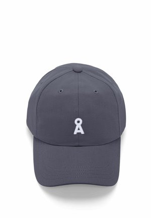 Dunkelgraue Baseballkappe mit gebogenem Schirm und kleinem weißen Sticksymbol, das dem Buchstaben A mit einem Kreis oben ähnelt.