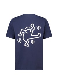 T-shirt en coton bleu marine avec un grand graphisme blanc représentant une figure stylisée avec des lignes dynamiques, positionnée au centre du dos.