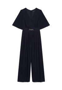 Mono plisado de color azul marino con mangas cortas, escote en V profundo y detalle de hebilla circular dorada en la cintura. Textura suave.