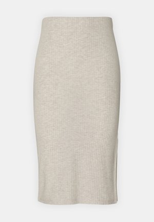 Ribana pletena svinčnica v svetlem bež odtenku, z visokim pasom, prilegajočo obliko in razporkom na eni strani za lažje gibanje.