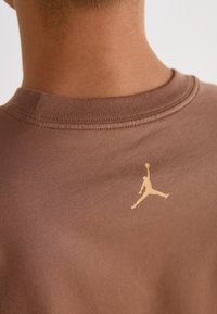 Jordan CREW - Apdrukāts T-krekls - archaeo brown/orange chalk/orange chalk