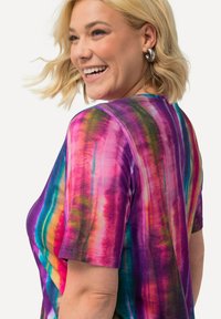 Tričko s multibarevným tie-dye vzorem, které se vyznačuje živými pruhy v růžové, fialové, modré a žluté barvě, má krátké rukávy a jemnou texturu.