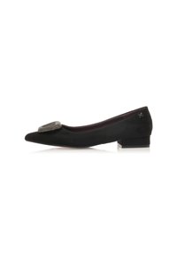 Zapato plano de ante negro con punta afilada, que presenta un acento de malla metálica en la punta y un tacón bajo y cuadrado. Textura suave en toda su superficie.