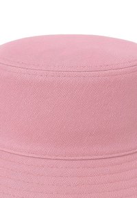 Roze emmerhoed, textuurlijke stof met verticale ribbels, ronde kroon en platte rand. Eenvoudige, effen kleur met zichtbare stiksel-details.