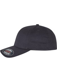 Casquette Flexfit noire avec un design structuré, couronne arrondie et visière courbée. Le matériau semble lisse avec une texture subtile ; présente un logo sur le côté.
