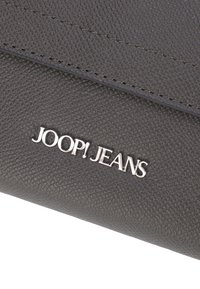 Portafoglio grigio scuro con texture, dotato di una finitura liscia e caratterizzato dal logo argentato "JOOP! JEANS". Cuciture doppie lungo la parte superiore per una maggiore durabilità.