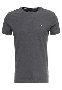 Graues Kurzarm-T-Shirt aus Baumwolle mit rundem Halsausschnitt und kleinem Logo auf der linken Brust. Glatte Textur, klassischer Schnitt.