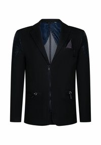 Zwarte blazer met een ritssluiting aan de voorkant, textuuraccenten op de schouders in zwart, twee ritszakken en een gevoerde binnenkant met een patroon in blauwtinten en grijs.