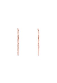 Boucles d'oreilles en créoles torsadées en or rose, présentant une finition polie avec une texture subtile. Design circulaire avec une fermeture à clip sécurisée.