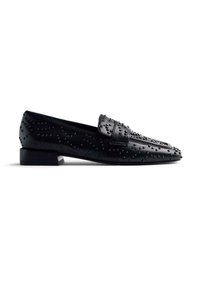 Mocassins en cuir noir avec un design texturé et des clous en relief. Talon bas et bout arrondi. Surface lisse avec des accents détaillés.