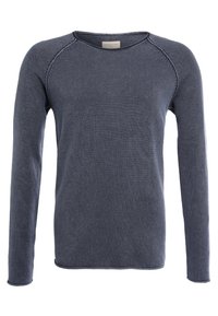 Långärmad marinblå tröja i ett texturerat stickat tyg med rundad hals och raglanärmar. Obehandlad kant nedtill och subtila sömnadsdetaljer.