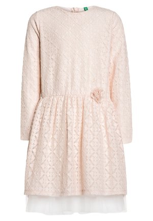 Robe en dentelle rose pâle à manches longues pour filles, avec taille froncée, petit détail de fleur en tissu et superposition d'ourlet en tulle blanc.