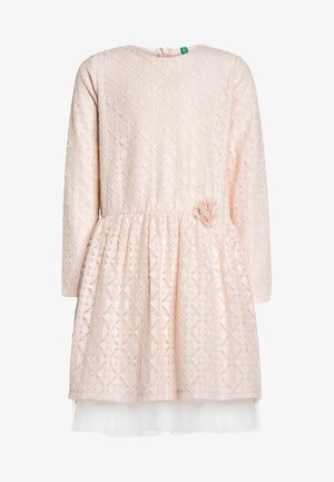 Długa sukienka z różowej koronki dla dziewczynek z marszczonym stanem, małym kwiatkiem z tkaniny i białą warstwą tiulu na dole.