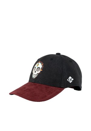 Schwarze Baseballkappe mit kastanienbraunem Schirm, verziert mit einem farbenfrohen, bestickten Dia de los Muertos-Schädel und einem kleinen weißen geometrischen Logo an der Seite.