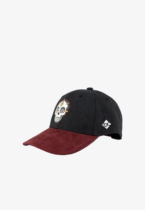 Schwarze Baseballkappe mit kastanienbraunem Schirm, verziert mit einem farbenfrohen, bestickten Dia de los Muertos-Schädel und einem kleinen weißen geometrischen Logo an der Seite.
