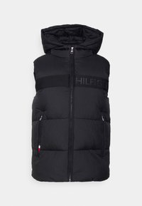 Czarna, wypełniona kamizelka bez rękawów z kapturem, z przednim zamkiem błyskawicznym, zamykanymi na zamek kieszeniami oraz logo "Hilfiger" na pasku na klatce piersiowej.