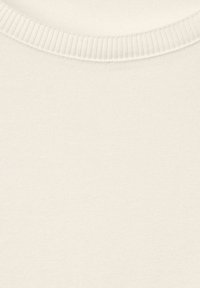 Maglione beige chiaro con scollatura rotonda a costine, realizzato in un morbido materiale a maglia, caratterizzato da una texture liscia e un colore uniforme.