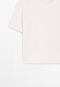 Light pink cropped t-shirt with short sleeves and a round neckline, made of smooth, soft fabric. Simple design without patterns or accents.