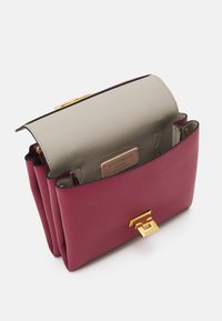 Coccinelle ARLETTIS SIGNATURE - Sac à main - rosewood