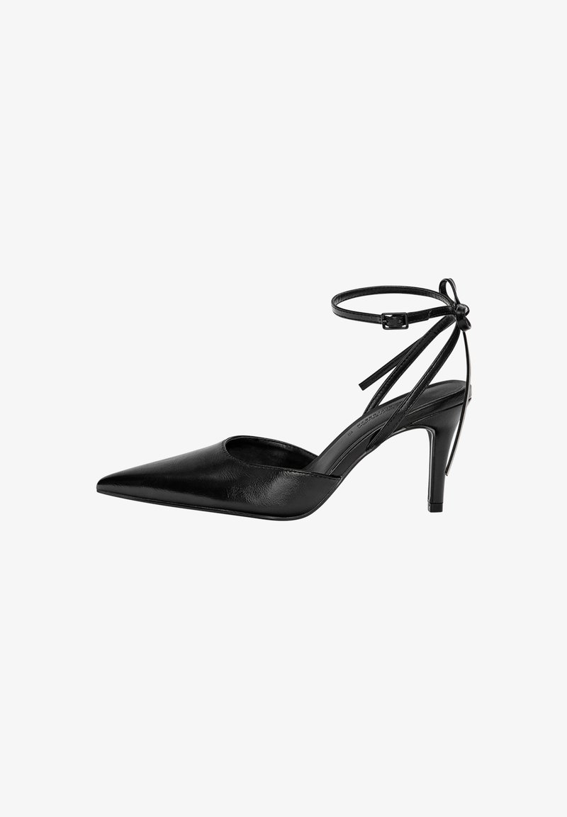 Pantof cu toc înalt, negru, cu vârf ascuțit, având un design cu decupaje și curea pentru gleznă ajustabilă. Pantoful are o suprafață netedă și strălucitoare, cu un toc subțire.