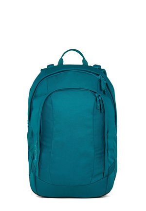 Türkisfarbener Rucksack mit strukturiertem Design, mehreren Reißverschlussfächern und einem Griff an der Oberseite. Hergestellt aus strapazierfähigem Stoff mit glatter Textur.