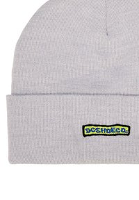 Szara dzianinowa czapka z podwiniętym mankietem. Posiada niebiesko-żółtą naszywkę z wyhaftowanym logo. Miękka w dotyku, zaokrąglona góra, średnia grubość.