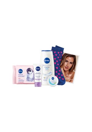 LOVE GESCHENKSET SET BY SARAH ENGELS CREME SOFT PFLEGEDUSCHE + CREME + REINIGUNGSTÜCHER 3IN1 - Skincare set